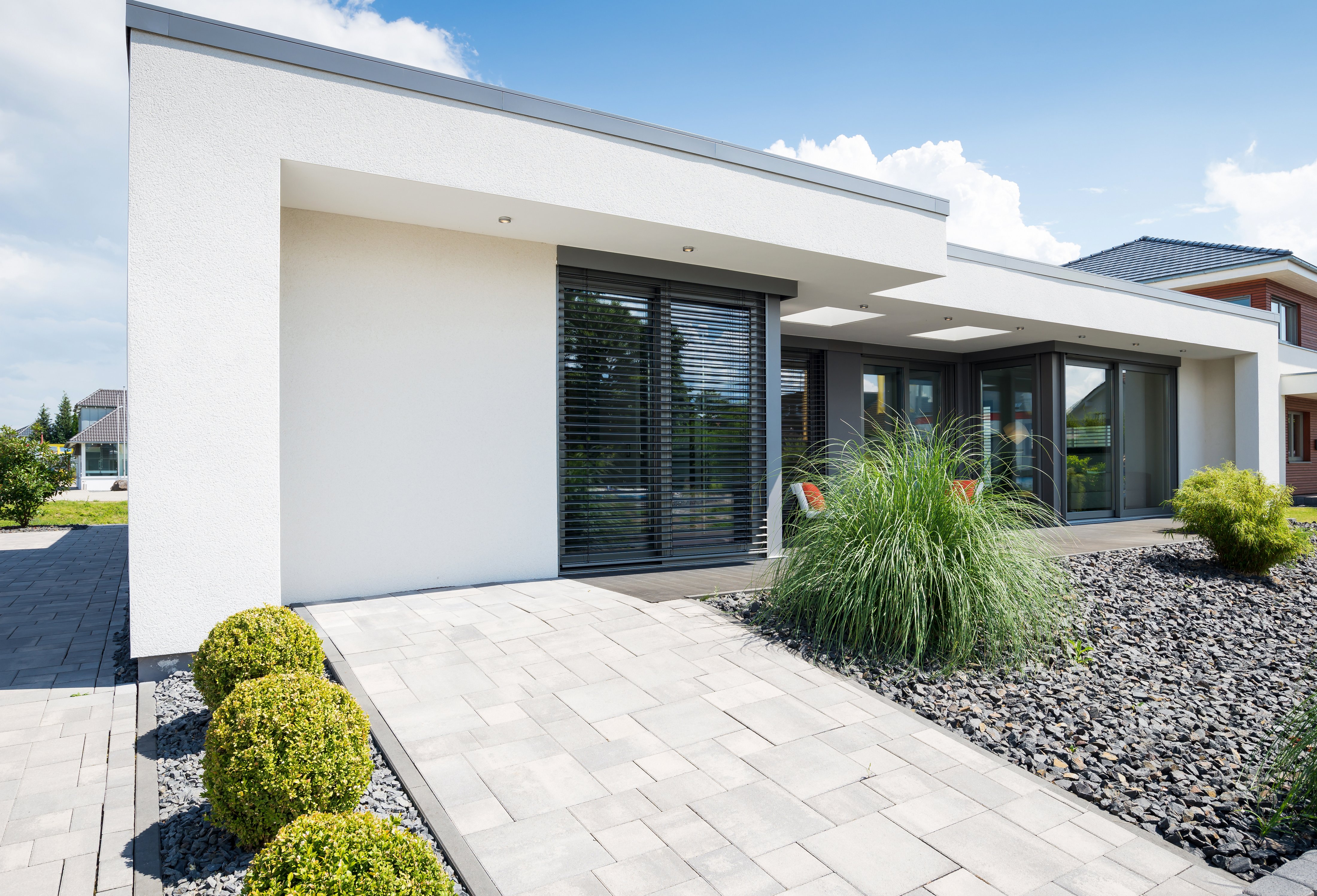 flachbauhaus Neubau Raffstores