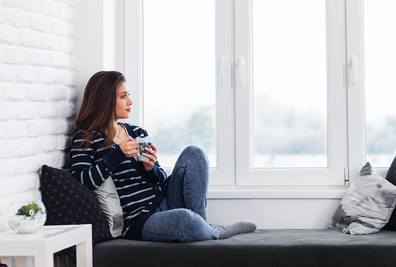 Junge Frau vor einem Fenster